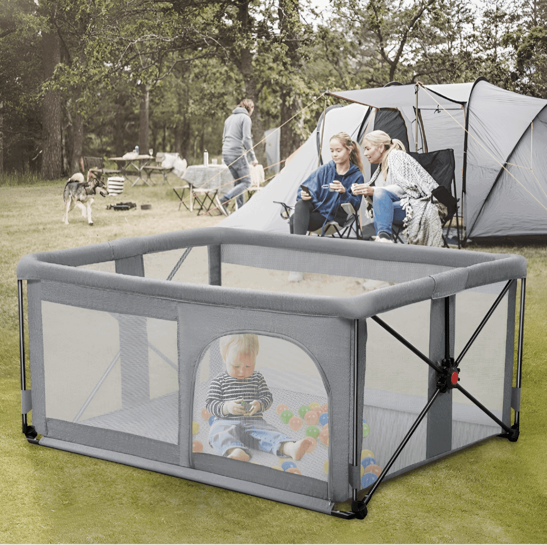  baby in foldable baby playpen with bags - bébé dans un parc de bébé avec son sac