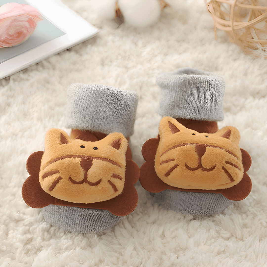 2 bas pour bébé avec chaton - 2 baby socks with cats on it