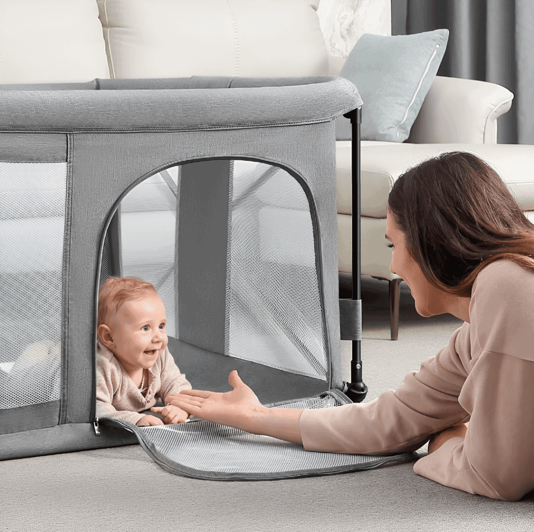 mom and baby in foldable baby playpen with bags - bébé et mère dans un parc de bébé avec son sac