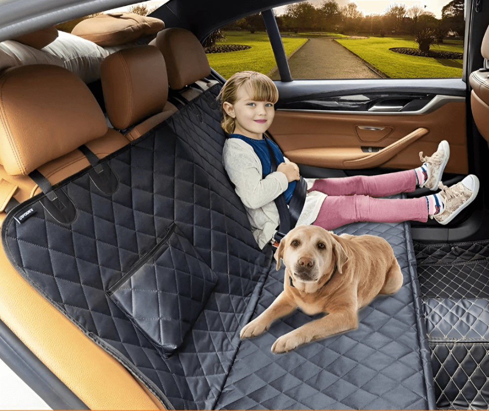 black car bench protector with one dogs and a little girl on - protecteur de siège de voiture noir avec une petite fille et un chien dessus