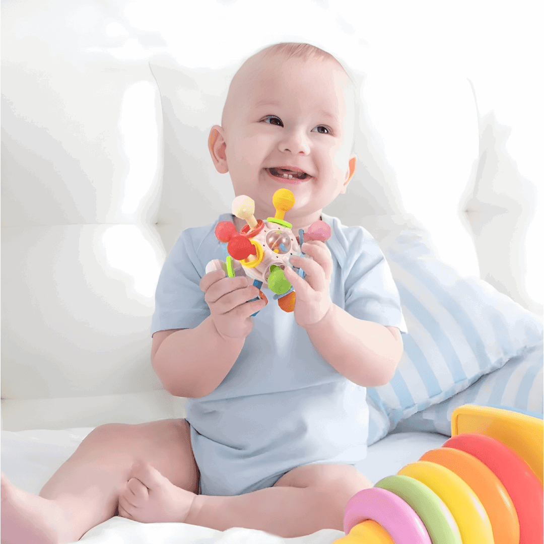 baby play with theeth toy - bébé joue avec le jouet pou dentition