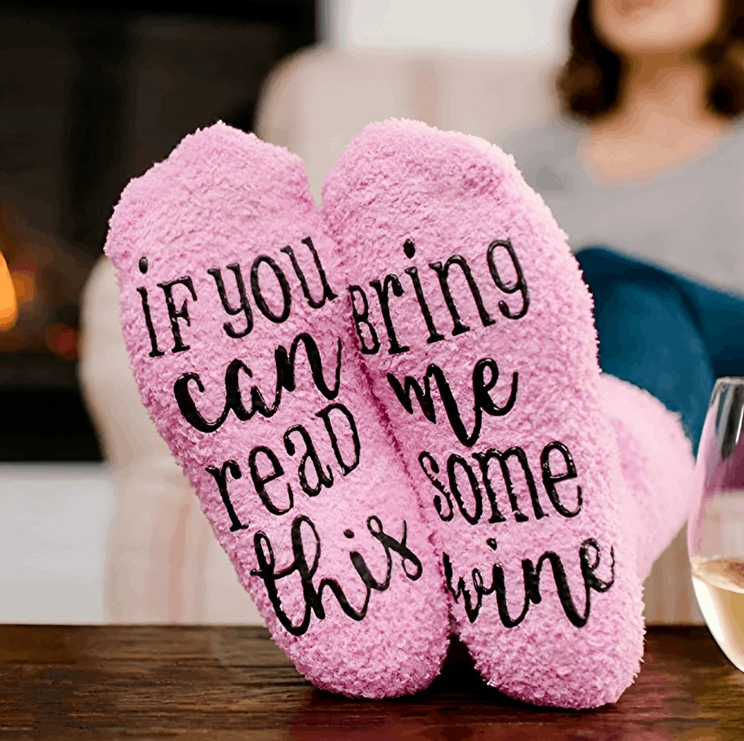 funny pink socks with message if you can read this bring me some wine - bas rose amusant avec sujet le vin