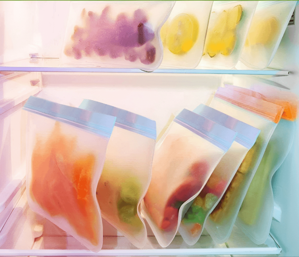 lot of food storage bags in a fridge - sac à congelation dans un frigidaire