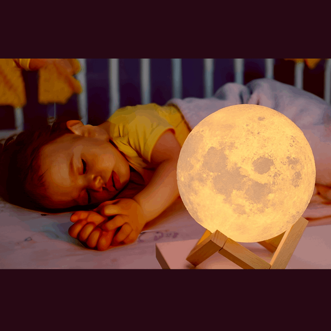 night moon lamp with kid sleeping - enfant dort avec une lampe en forme de lune