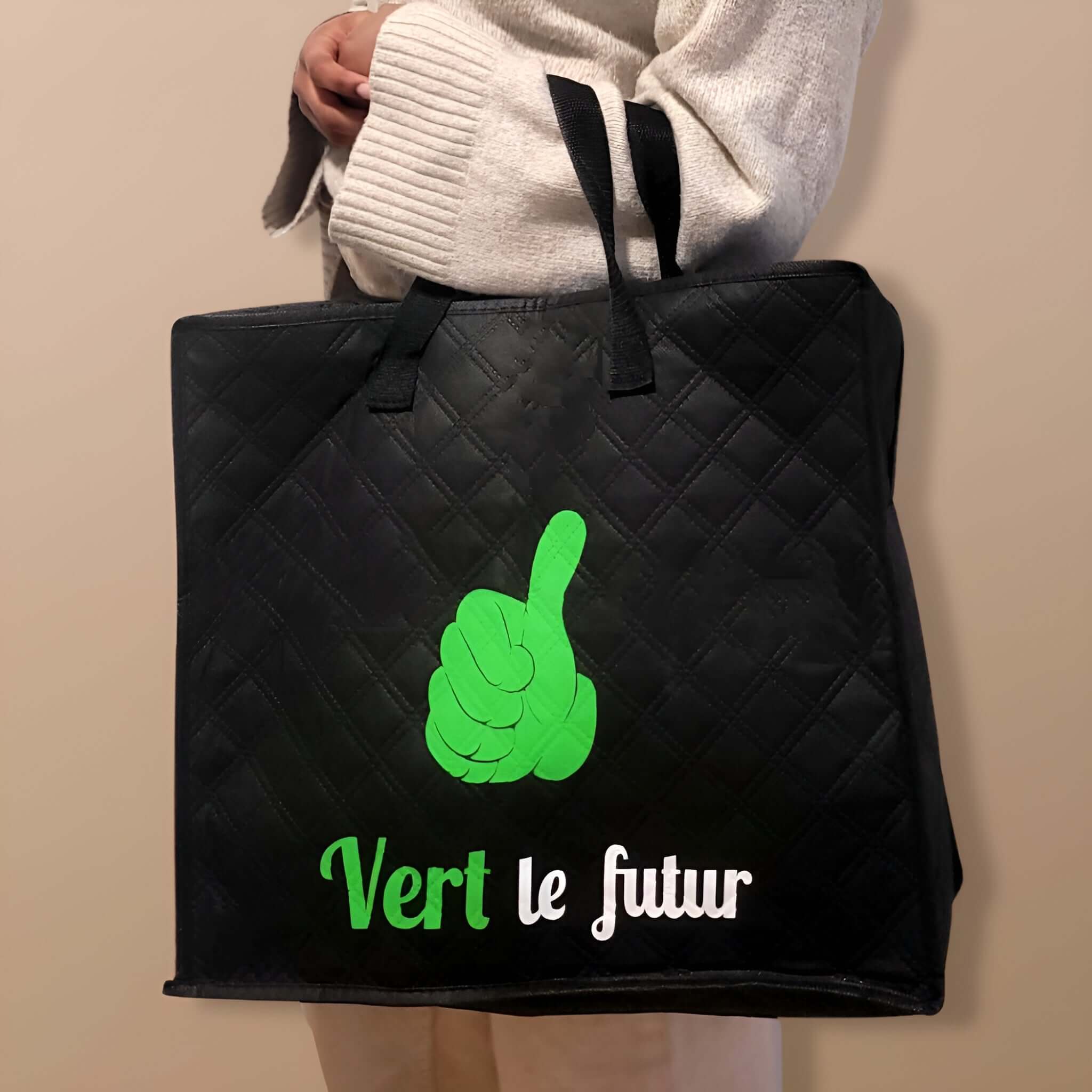 jeune femme tient un sac noir vert le futur - woman have a bags in her hand 